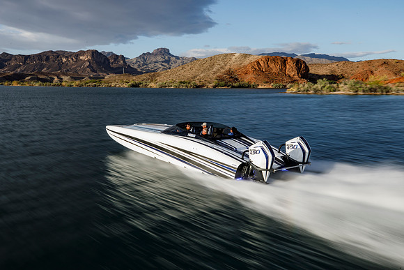 speedboat-mag-desert-storm-2022-tom-leigh-8044